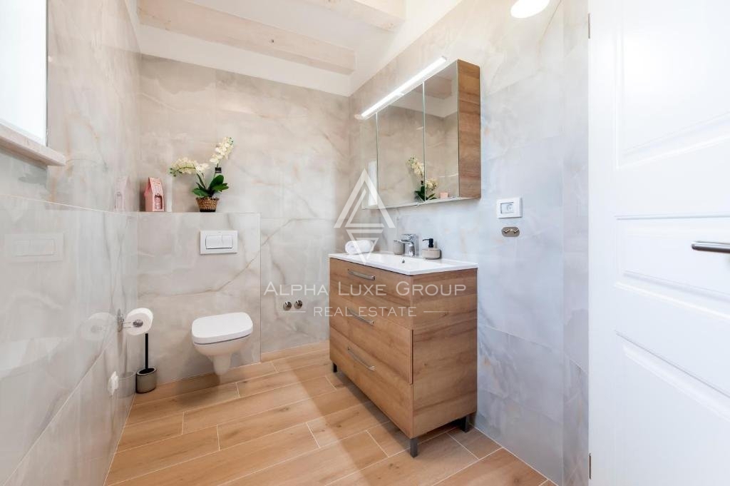 Istria, Debeljuhi – Moderna villa con piscina e giardino paesaggistico in vendita