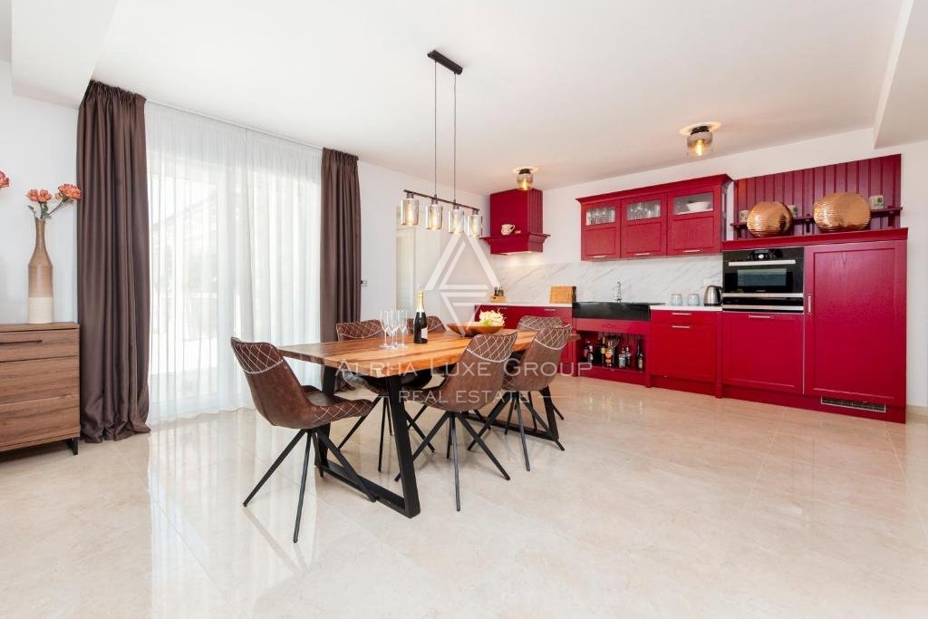 Istria, Debeljuhi – Moderna villa con piscina e giardino paesaggistico in vendita