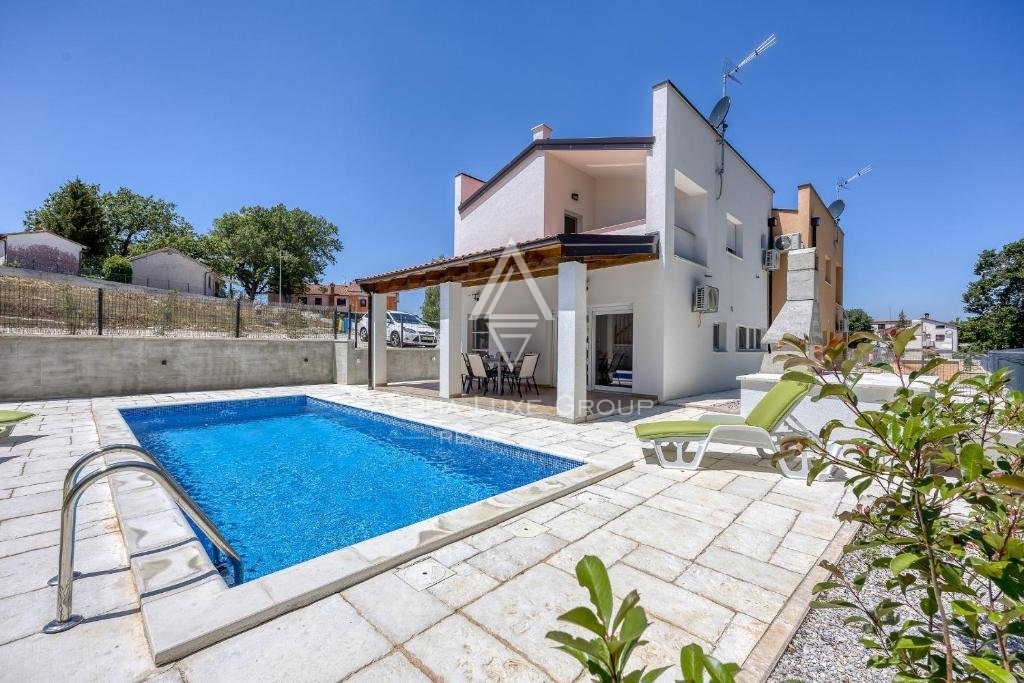 Tinjan - Moderna casa bifamiliare con piscina in vendita