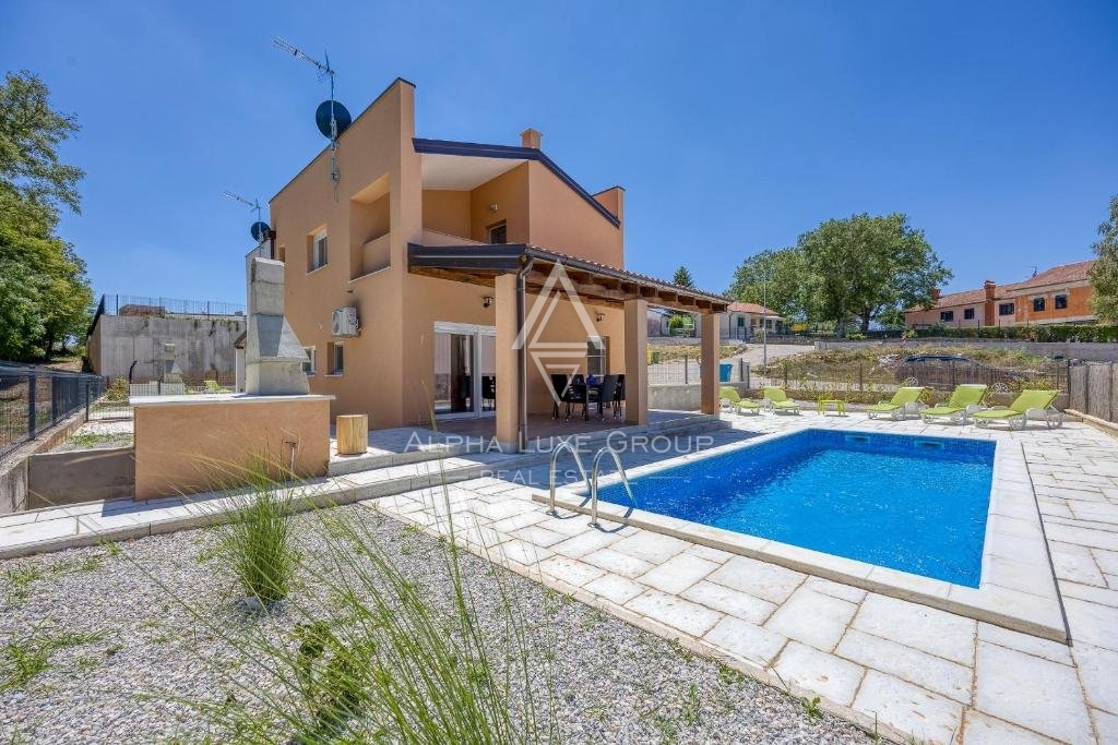 Tinjan - Moderna casa bifamiliare con piscina in vendita