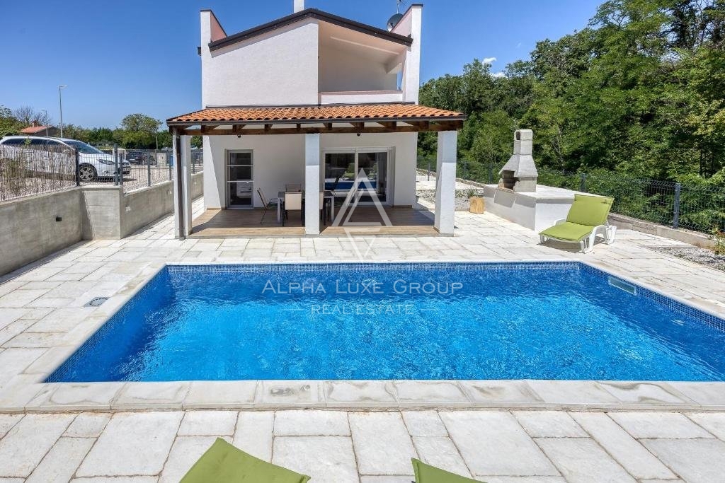 Tinjan - Moderna casa bifamiliare con piscina in vendita