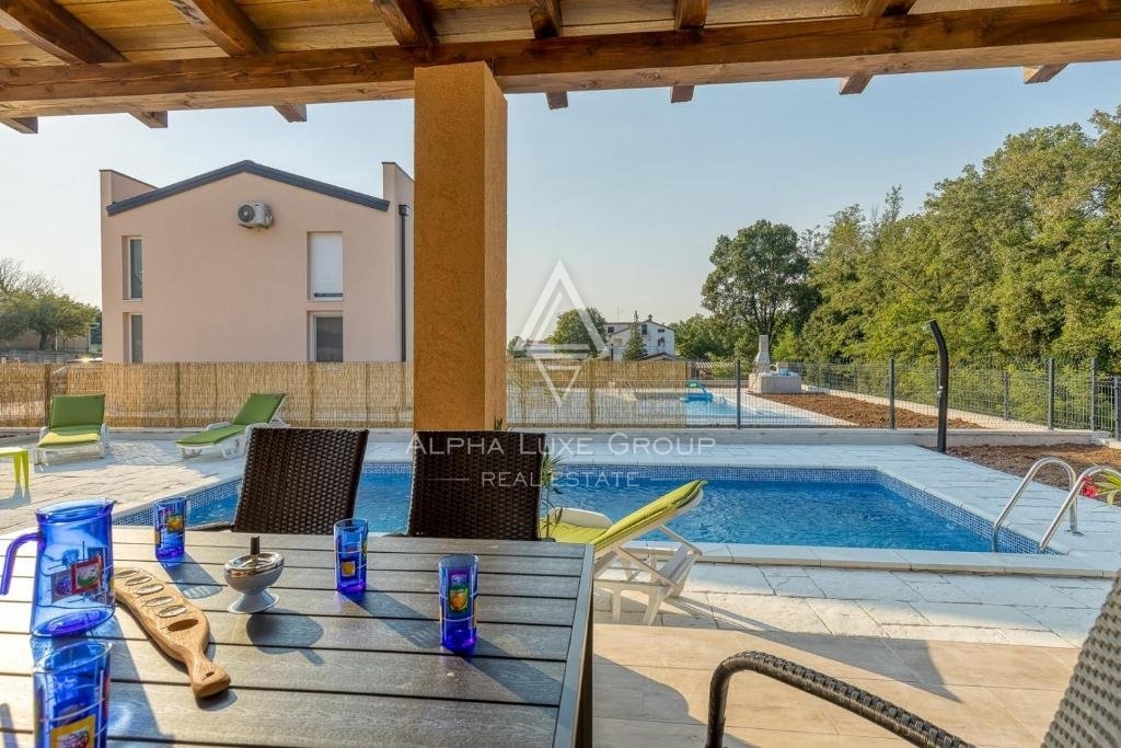 Tinjan - Moderna casa bifamiliare con piscina in vendita