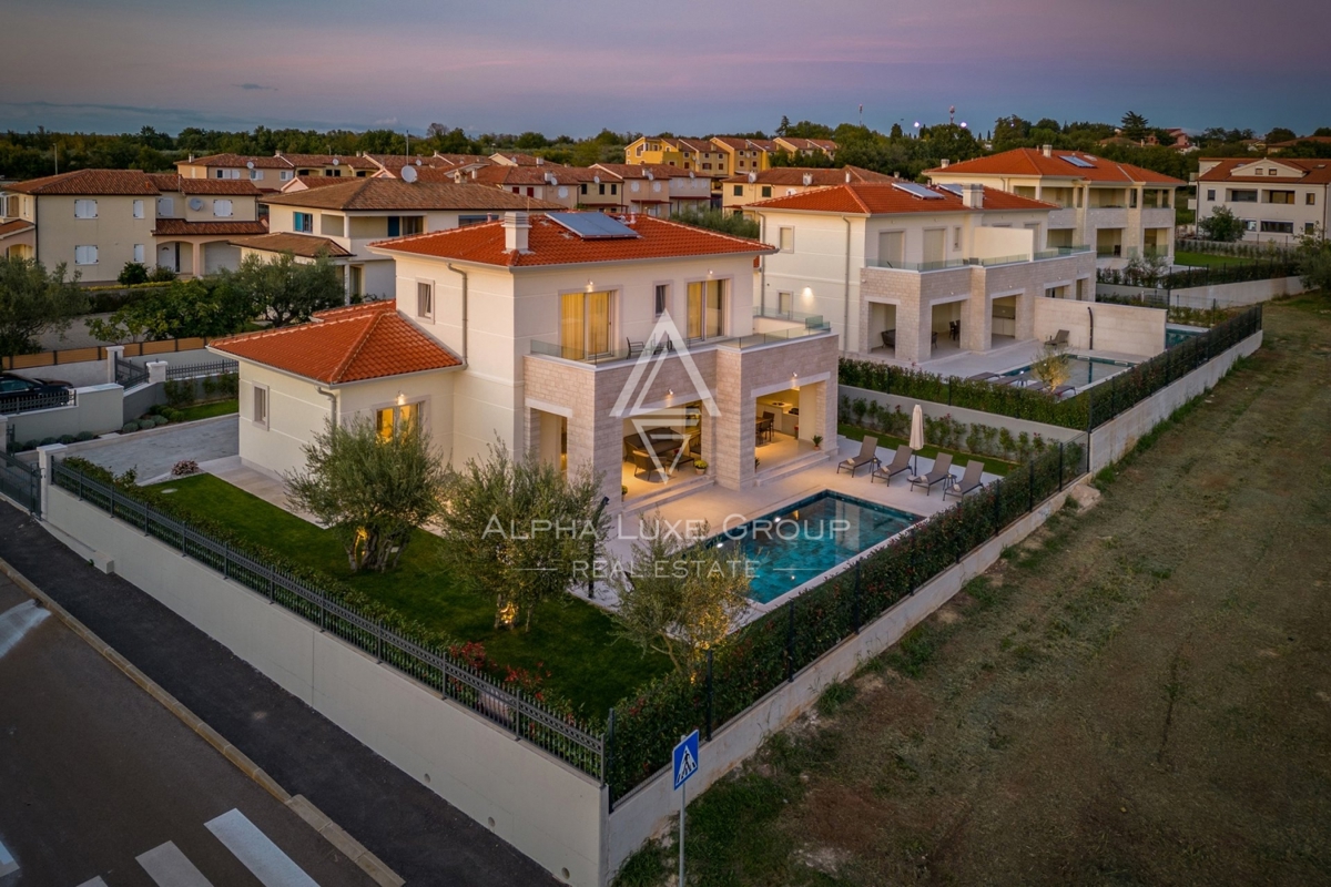 Esclusiva di ALPHA LUXE GROUP - Poreč, Istria: Splendida villa con panorama mozzafiato su mare e città