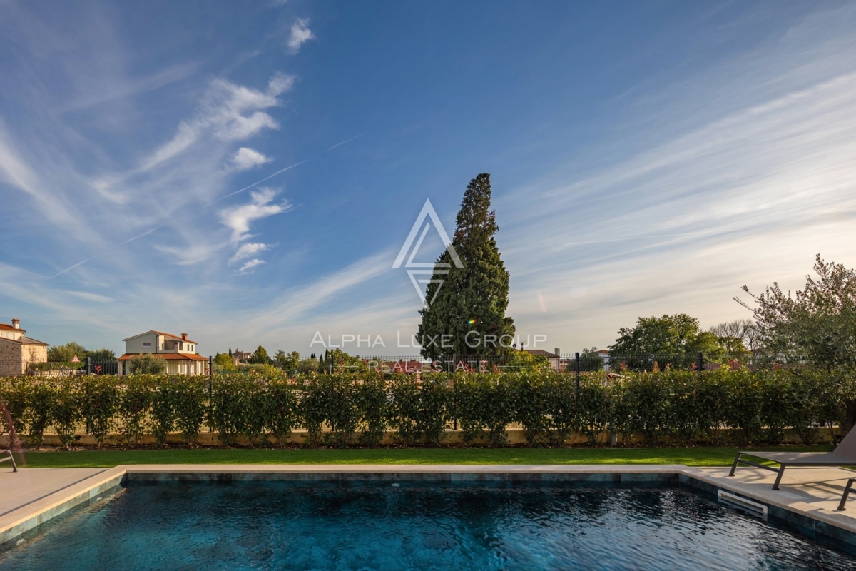 Esclusiva di ALPHA LUXE GROUP - Poreč, Istria: Splendida villa con panorama mozzafiato su mare e città