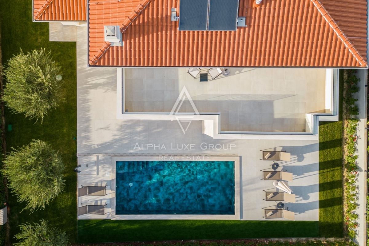 Esclusiva di ALPHA LUXE GROUP - Poreč, Istria: Splendida villa con panorama mozzafiato su mare e città