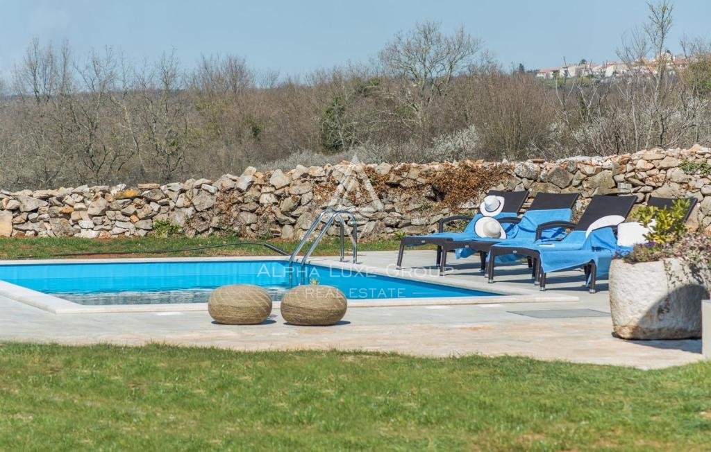 Istria, Lovreč: Autentica villa in pietra con ampio giardino