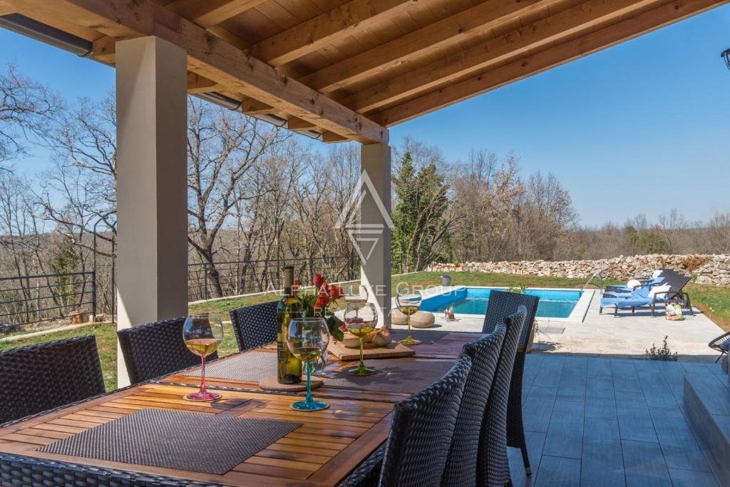 Istria, Lovreč: Autentica villa in pietra con ampio giardino