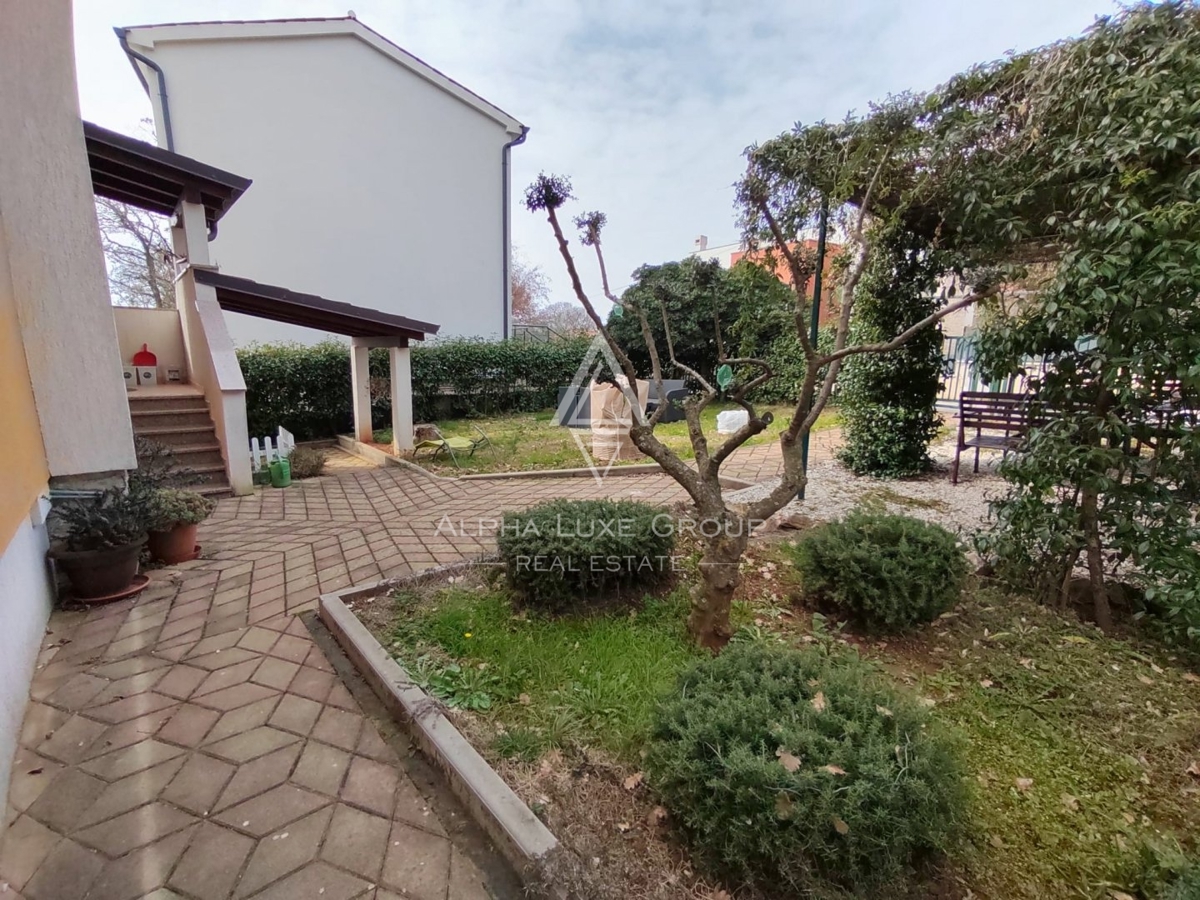 Elegante casa indipendente con due unità a Poreč