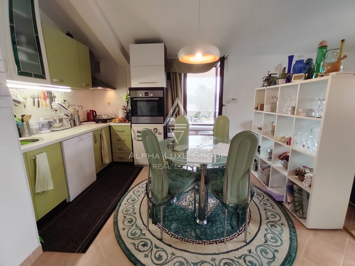 Elegante casa indipendente con due unità a Poreč