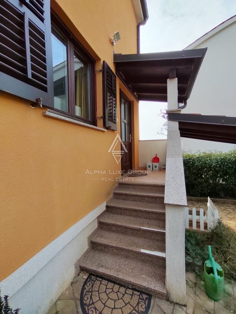Elegante casa indipendente con due unità a Poreč