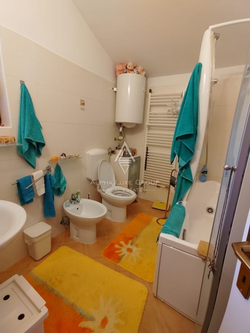 Elegante casa indipendente con due unità a Poreč
