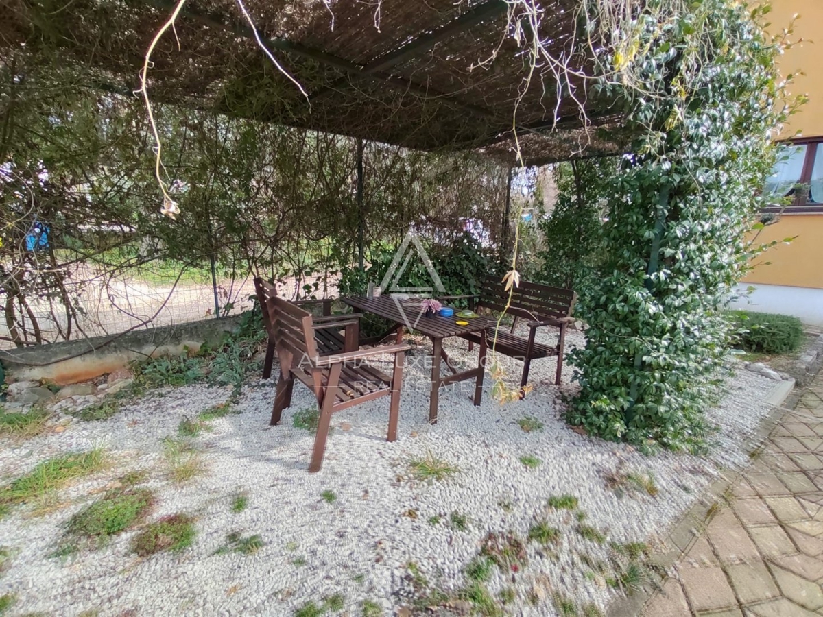 Elegante casa indipendente con due unità a Poreč