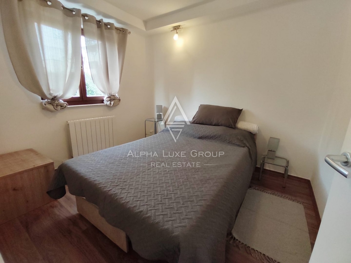 Elegante casa indipendente con due unità a Poreč