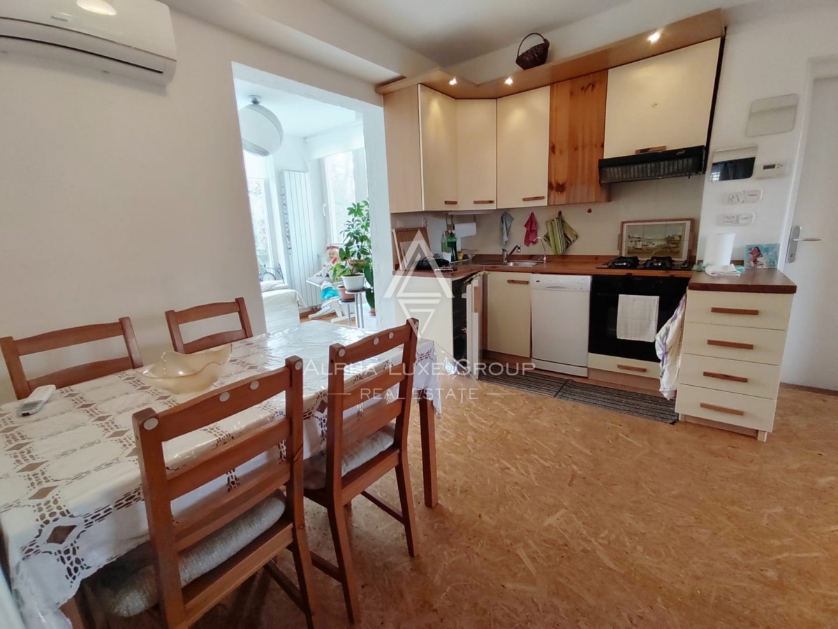 Elegante casa indipendente con due unità a Poreč