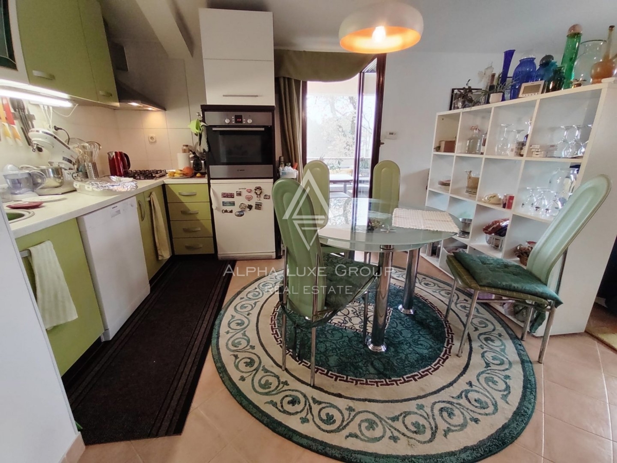 Elegante casa indipendente con due unità a Poreč