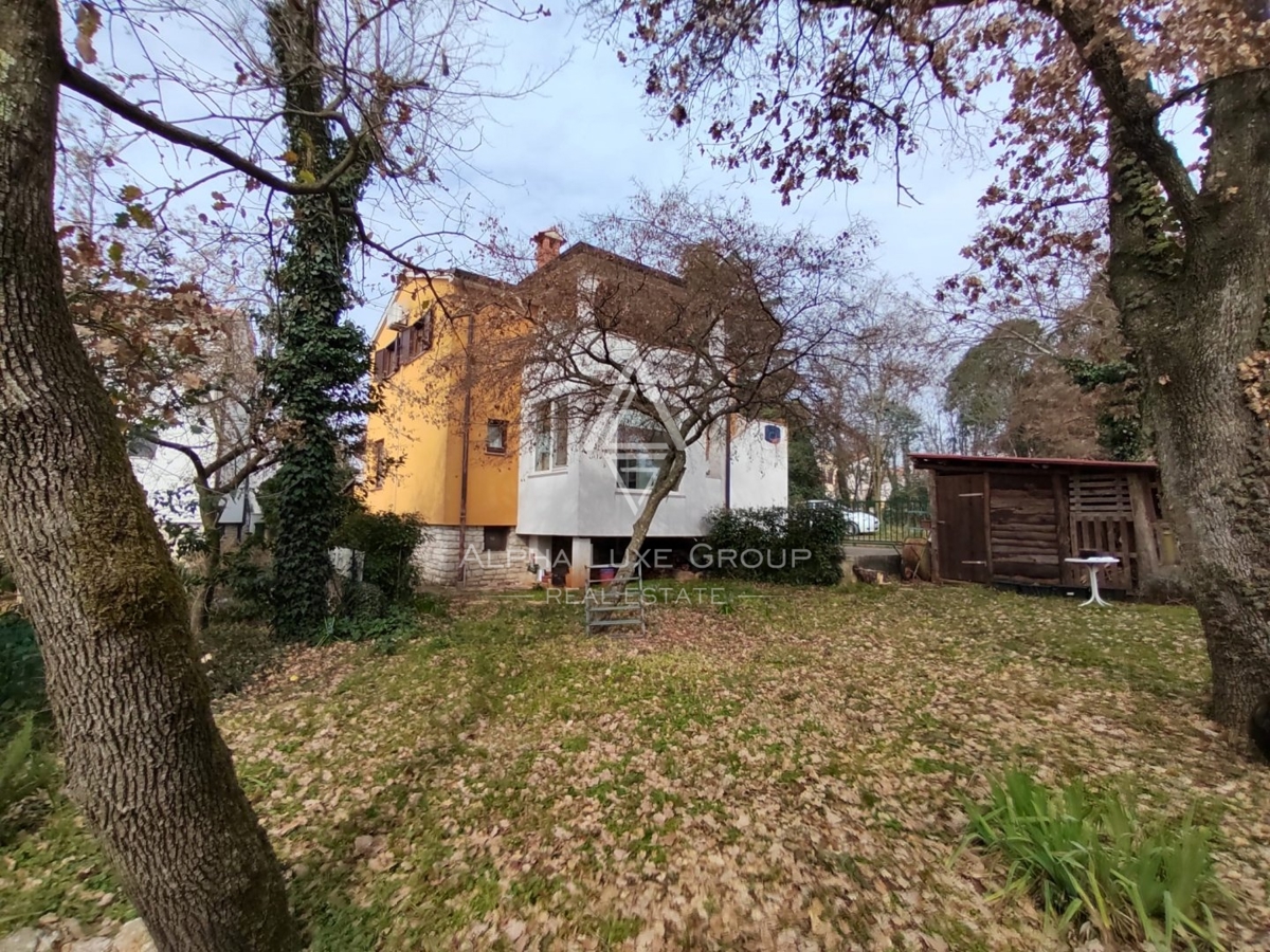 Elegante casa indipendente con due unità a Poreč
