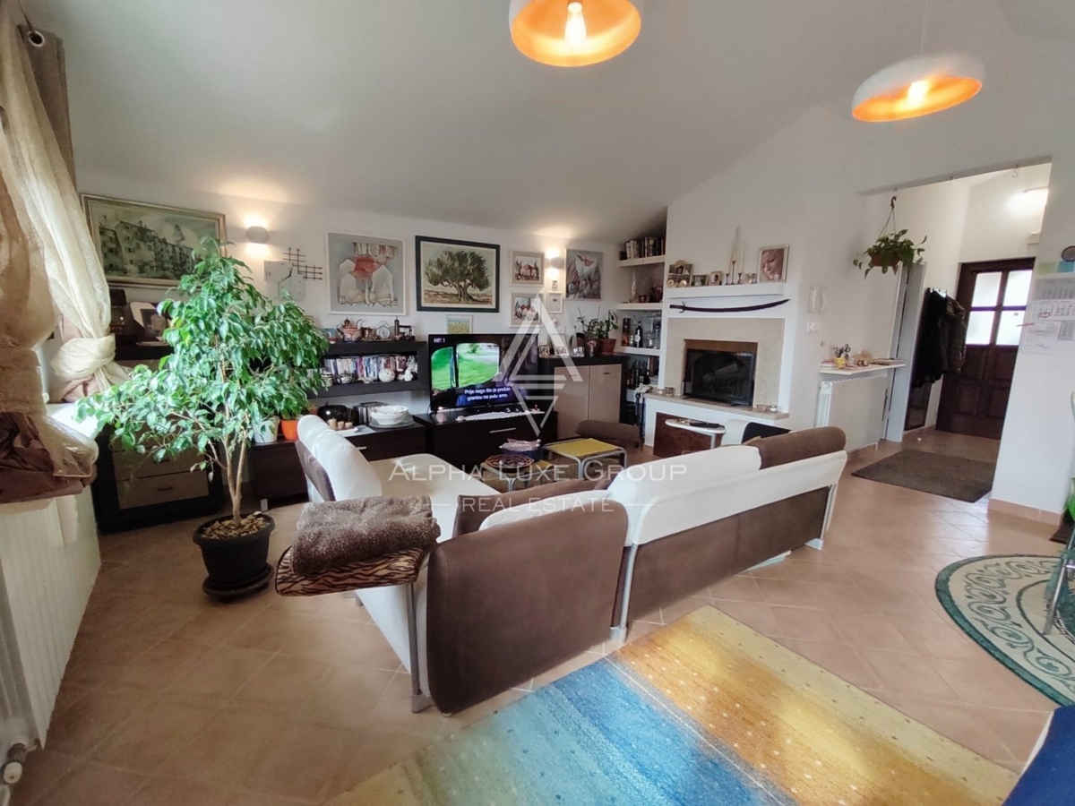 Elegante casa indipendente con due unità a Poreč