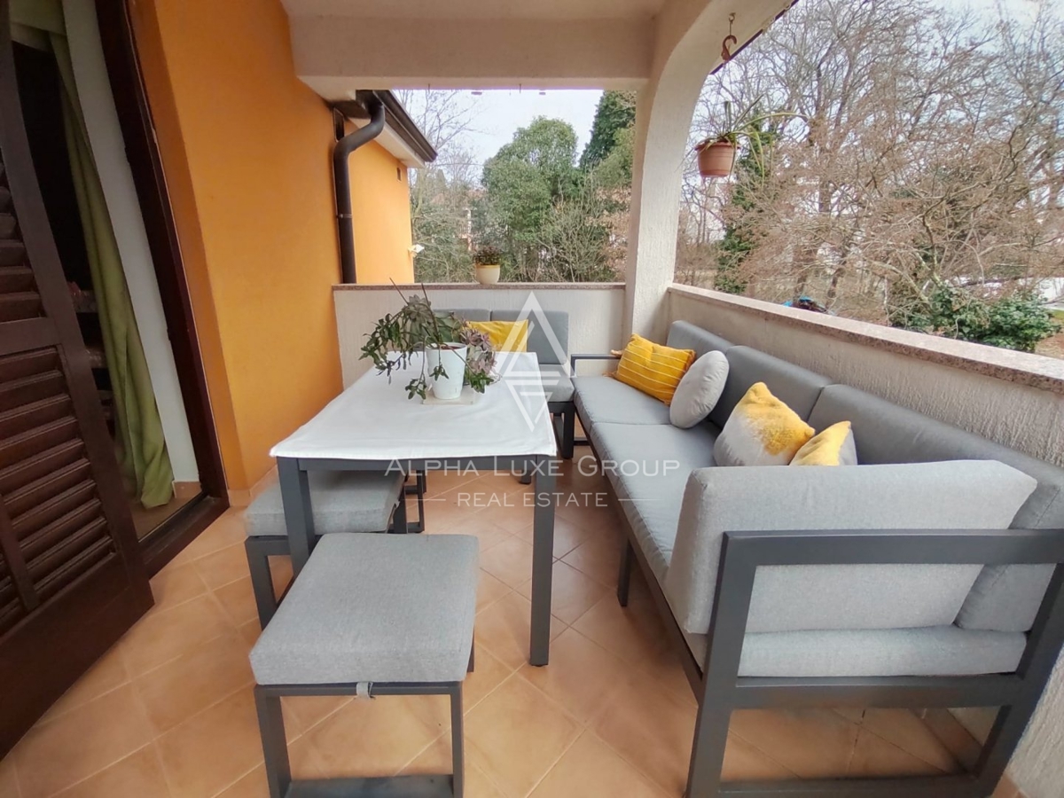 Elegante casa indipendente con due unità a Poreč