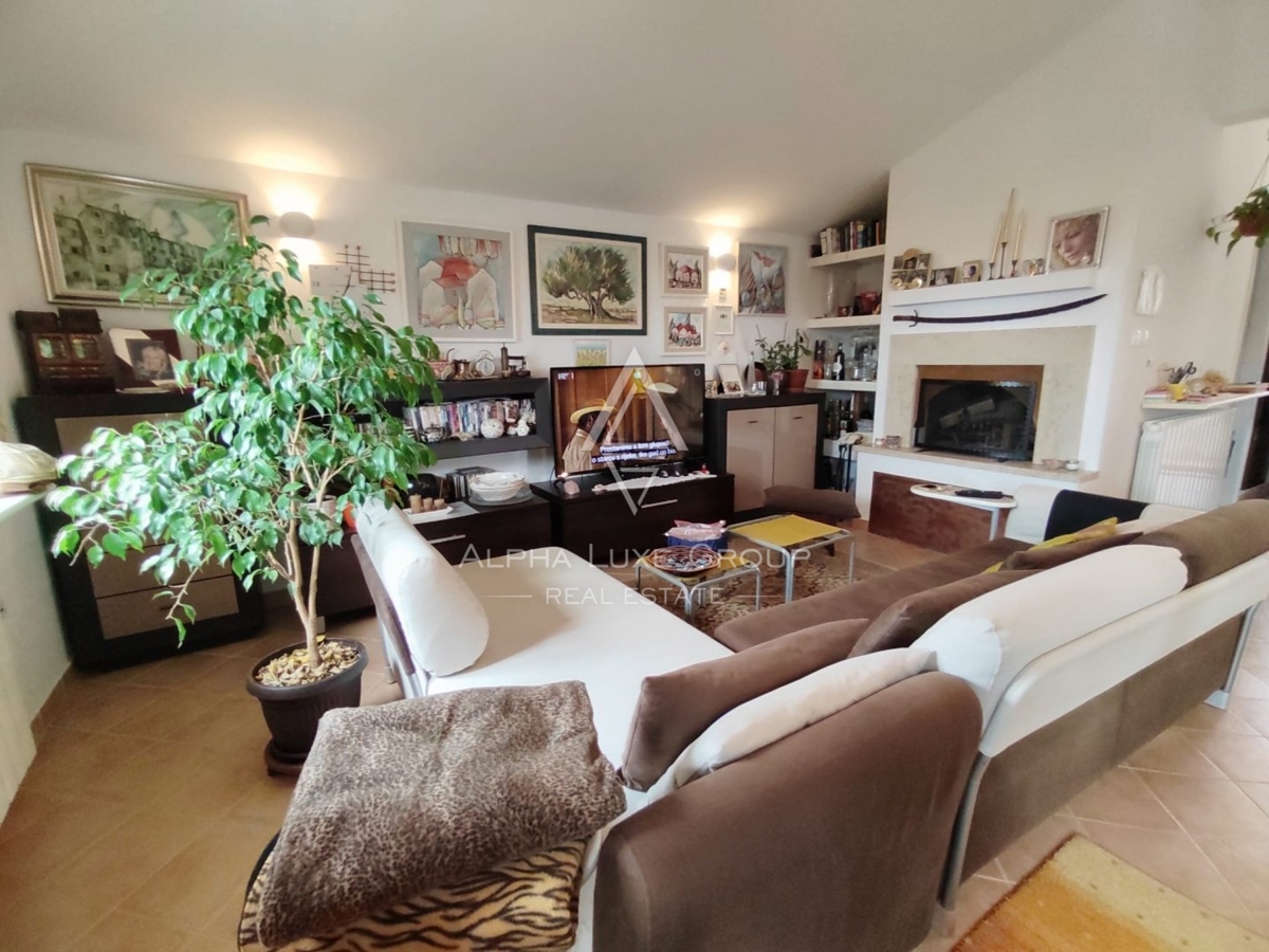 Elegante casa indipendente con due unità a Poreč
