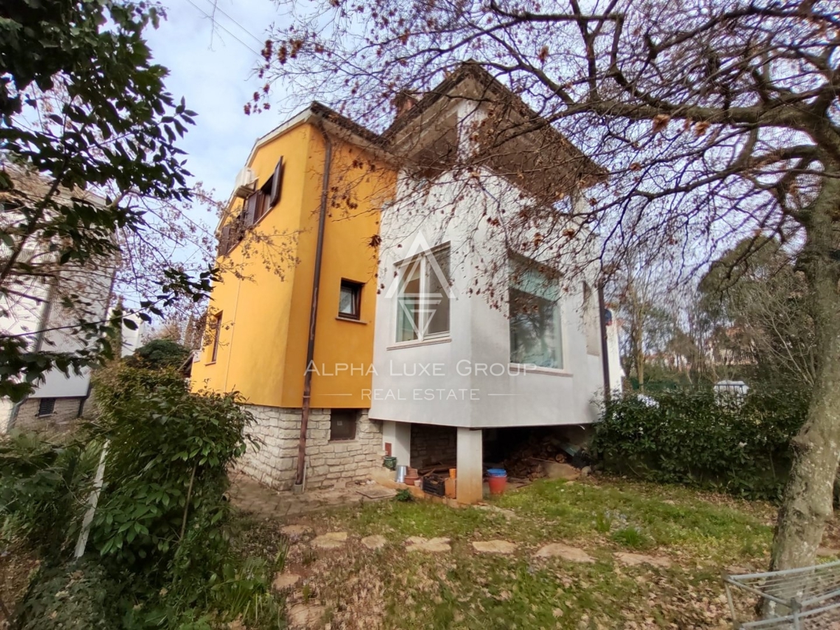 Elegante casa indipendente con due unità a Poreč