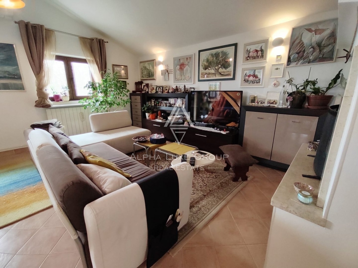 Elegante casa indipendente con due unità a Poreč
