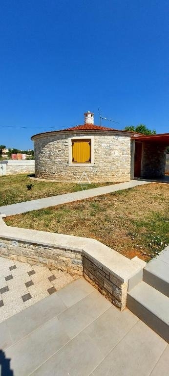 Pula e Dintorni: Incantevoli case tradizionali in pietra con piscina