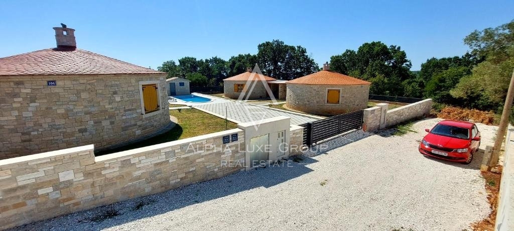 Pula e Dintorni: Incantevoli case tradizionali in pietra con piscina