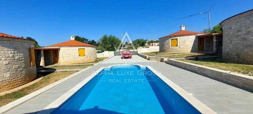 Pula e Dintorni: Incantevoli case tradizionali in pietra con piscina