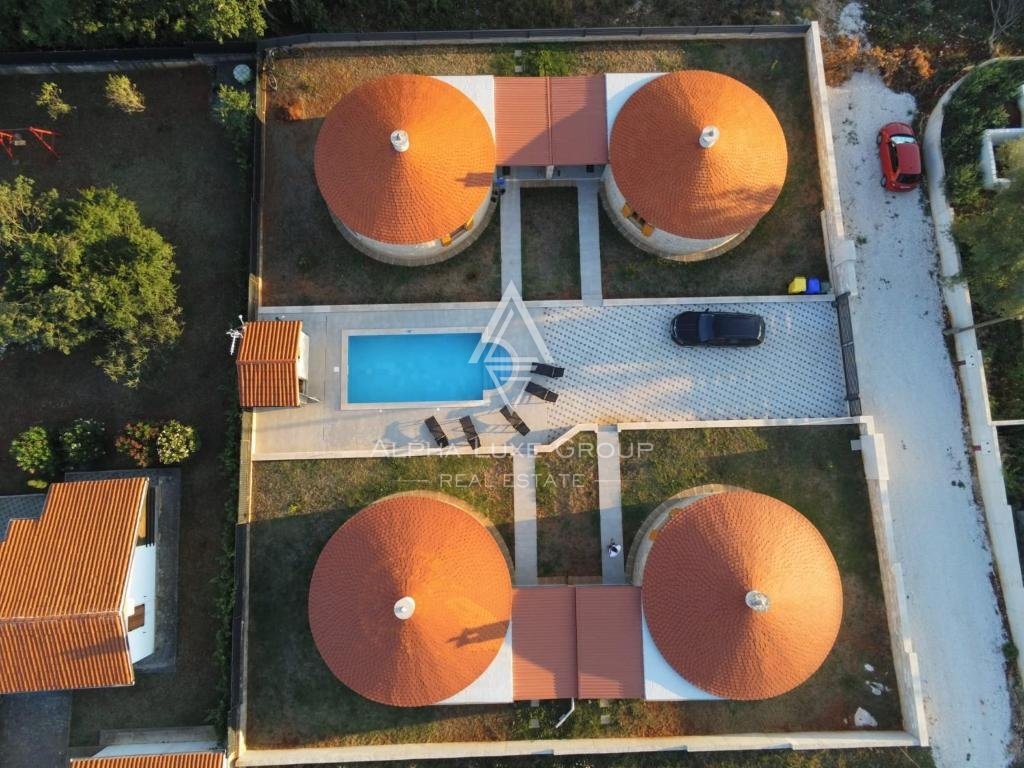 Pula e Dintorni: Incantevoli case tradizionali in pietra con piscina