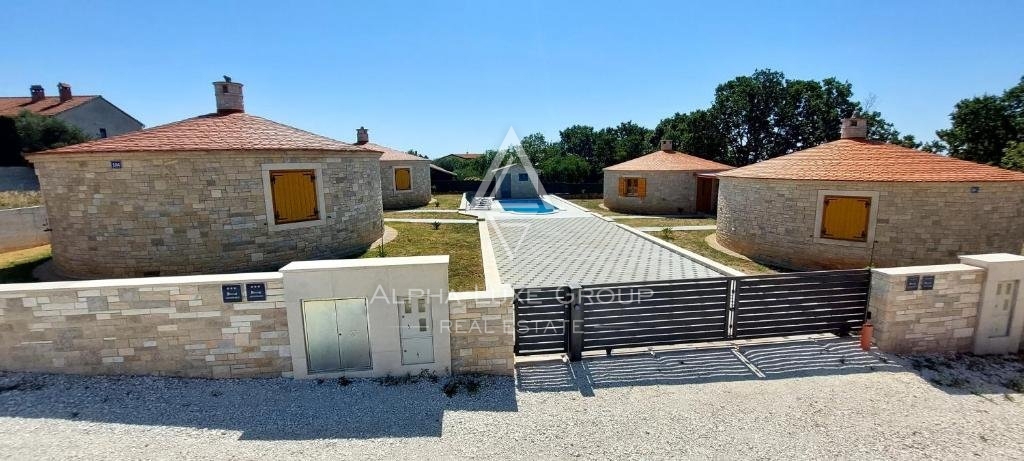 Pula e Dintorni: Incantevoli case tradizionali in pietra con piscina