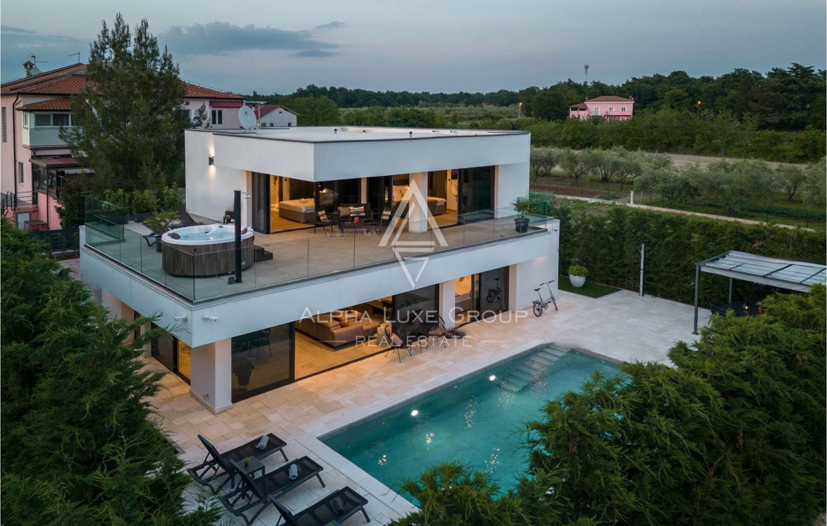 Villa di Lusso con Piscina Riscaldata a Lovrečica, Umago: Una Vita Serena sull'Adriatico