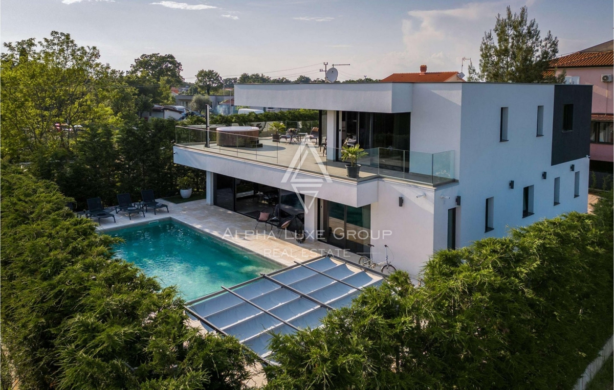 Villa di Lusso con Piscina Riscaldata a Lovrečica, Umago: Una Vita Serena sull'Adriatico