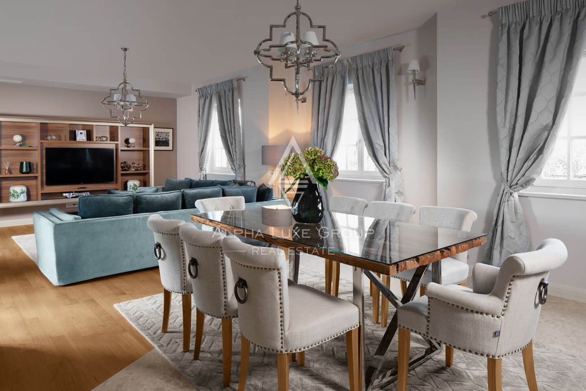 Villa di Lusso a Poreč: Un Rifugio di Eleganza con Vista Panoramica sul Mare