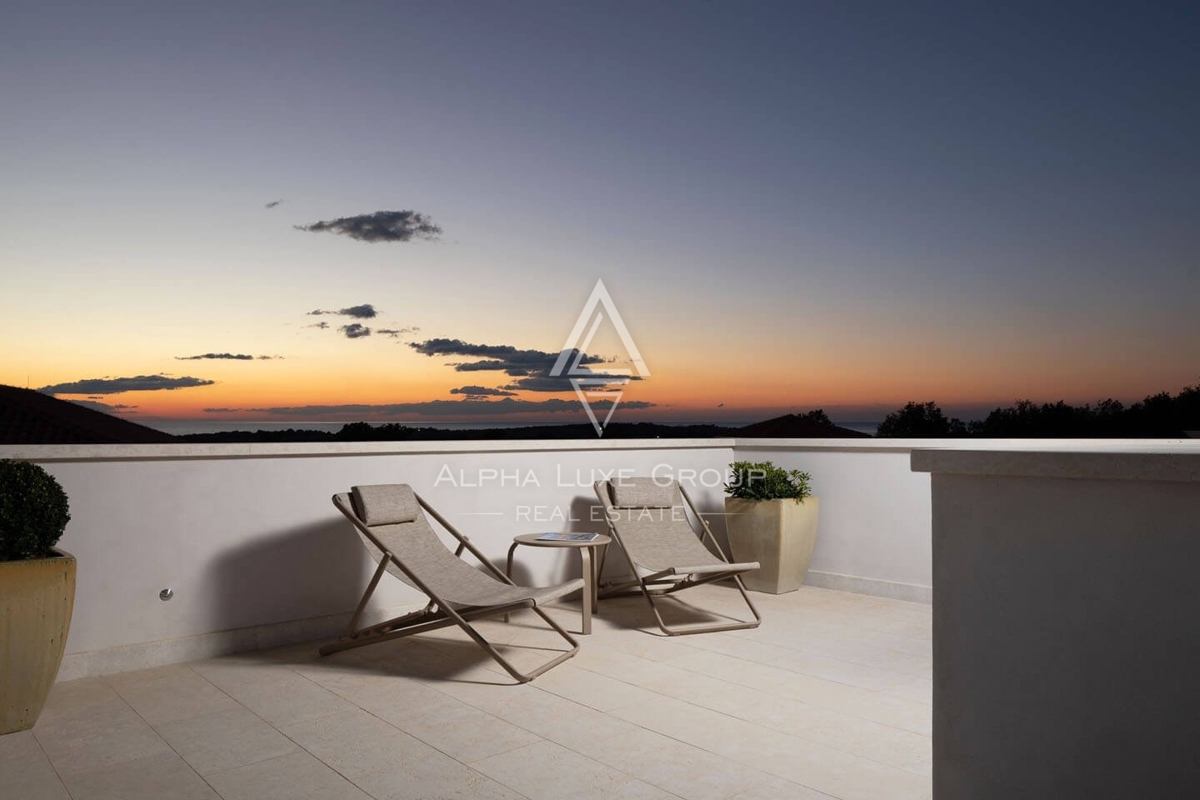 Villa di Lusso a Poreč: Un Rifugio di Eleganza con Vista Panoramica sul Mare