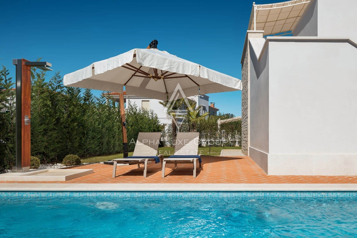 Villa di Lusso a Poreč: Un Rifugio di Eleganza con Vista Panoramica sul Mare