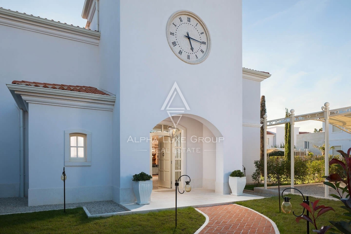 Villa di Lusso a Poreč: Un Rifugio di Eleganza con Vista Panoramica sul Mare