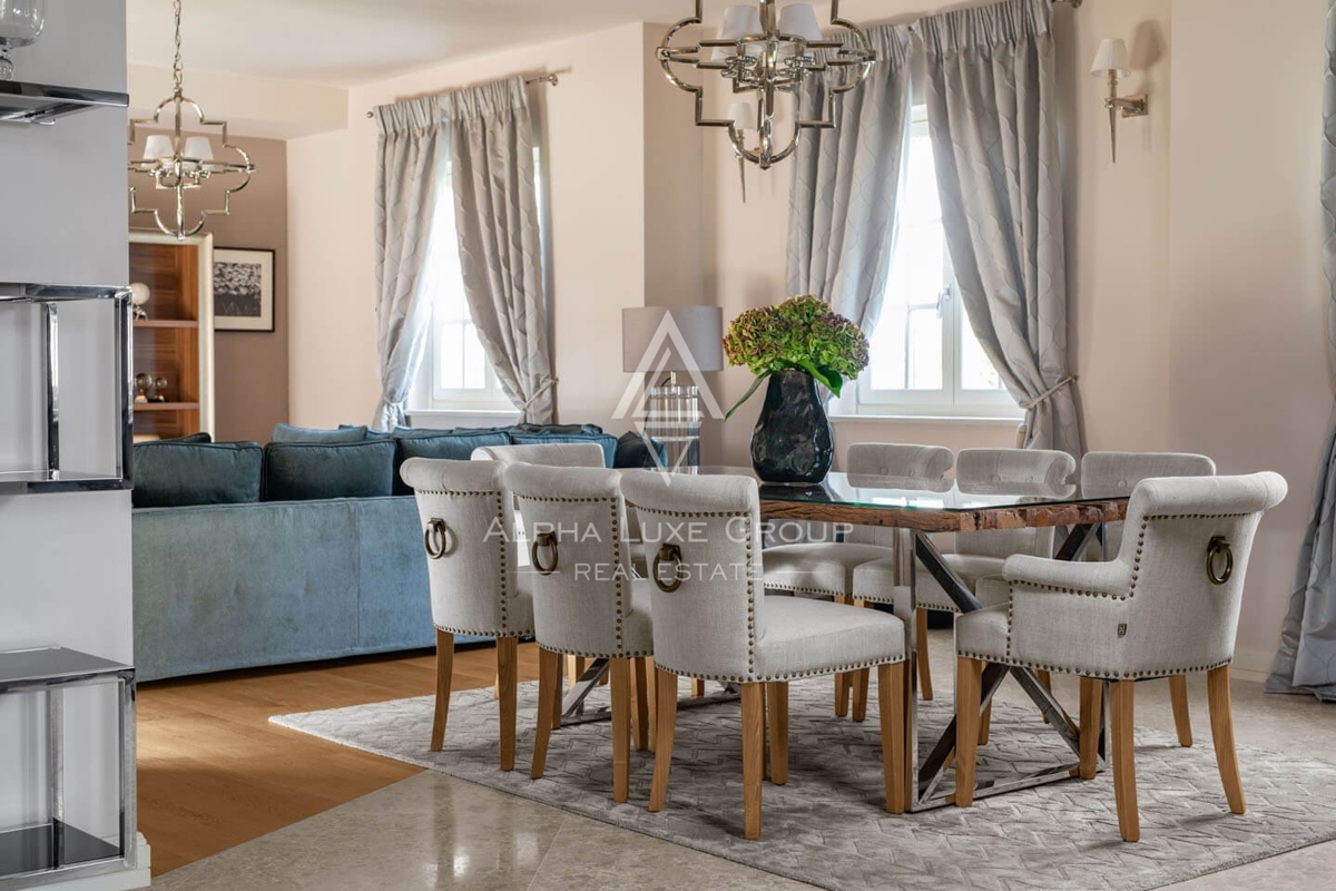 Villa di Lusso a Poreč: Un Rifugio di Eleganza con Vista Panoramica sul Mare