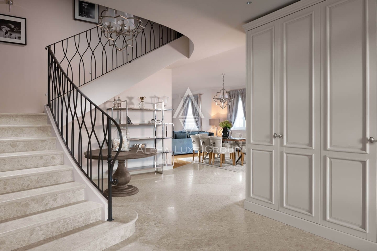 Villa di Lusso a Poreč: Un Rifugio di Eleganza con Vista Panoramica sul Mare