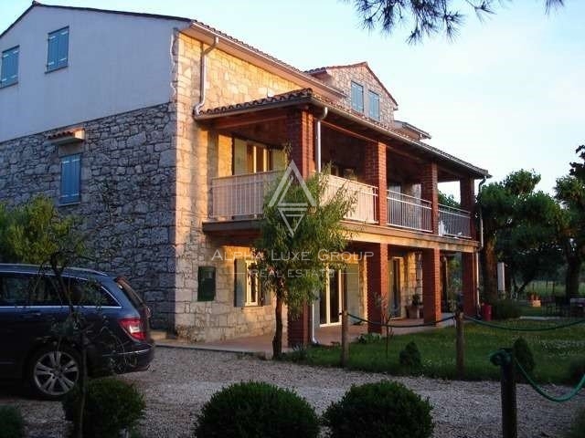 Bella villa in pietra su un ampio terreno con vigneto, Poreč, ISTRA