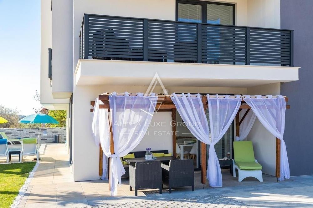 Palazzina moderno con piscina e vista mare, Medulin, ISTRIA