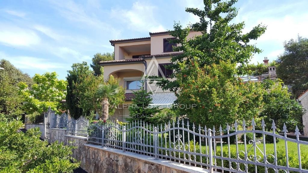 Casa con quattro appartamenti circondati da una natura bella, istria, medulina