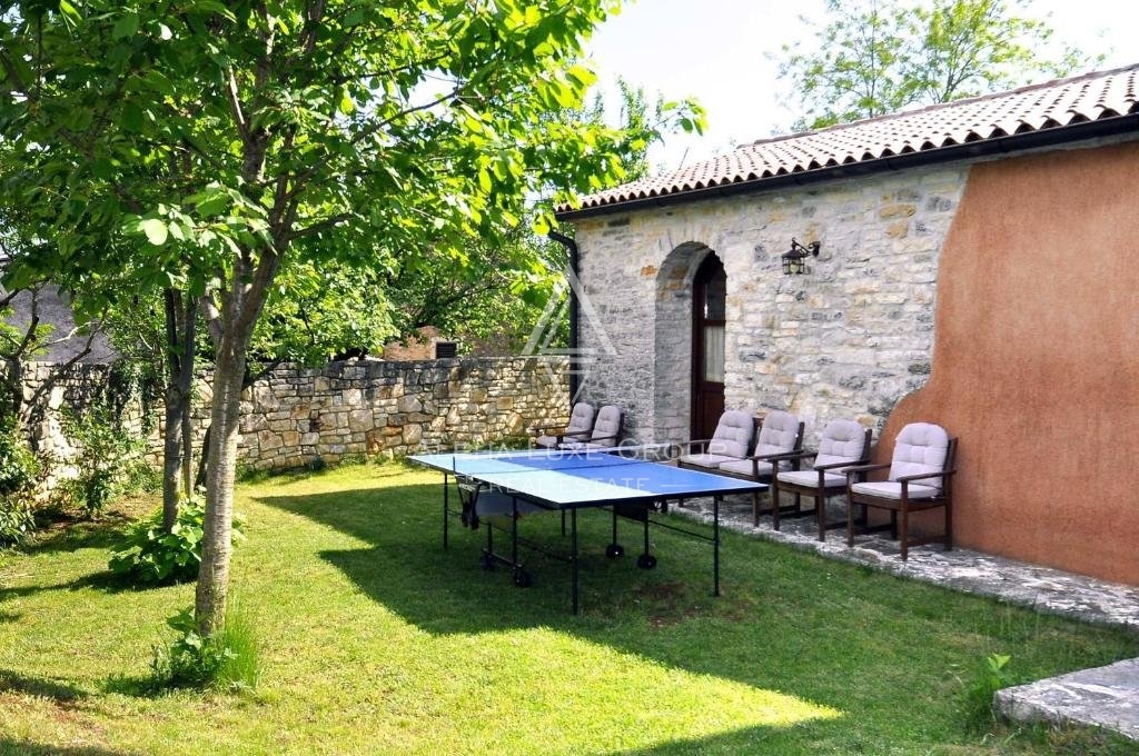 Villa istriana in pietra istraian con piscina, ampio giardino, Istria centrale, Žminj.