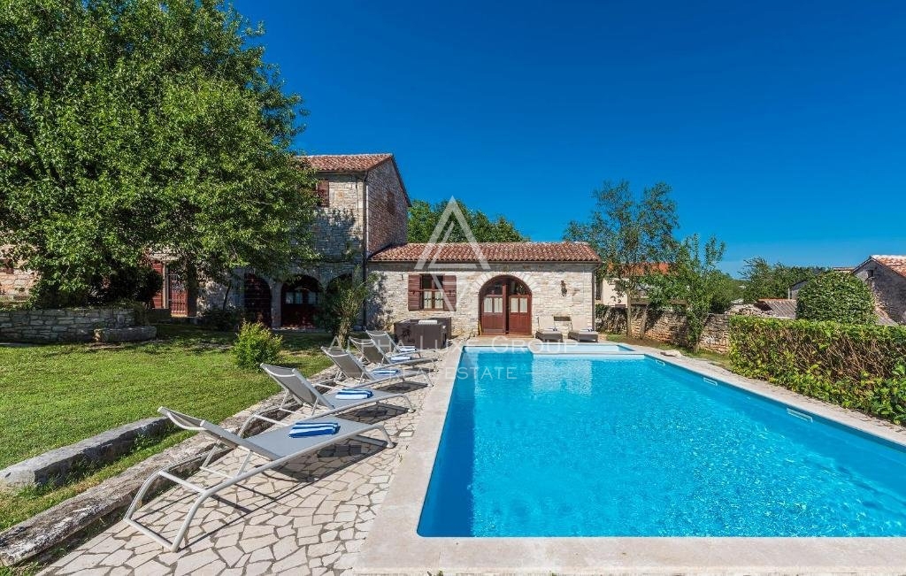 Villa istriana in pietra istraian con piscina, ampio giardino, Istria centrale, Žminj.