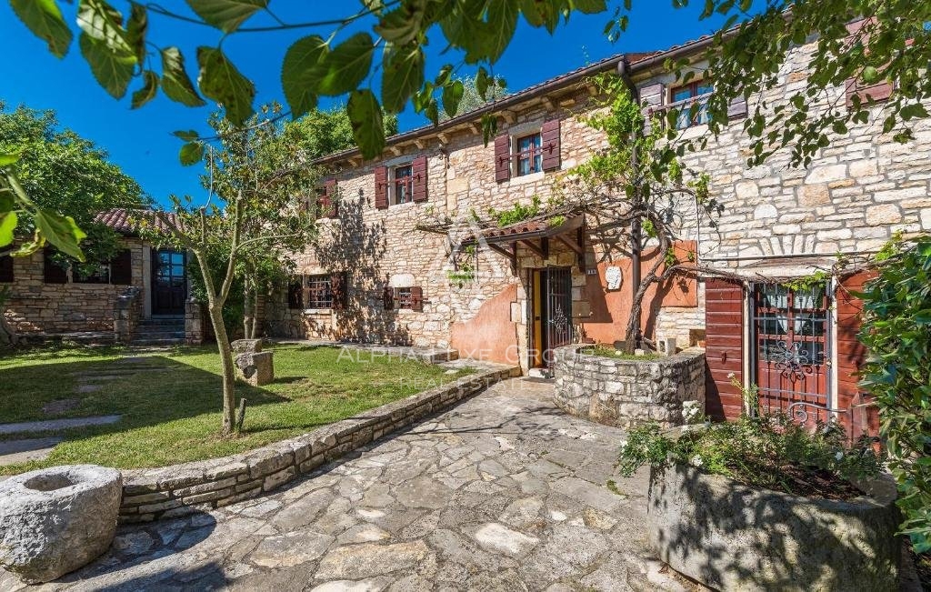 Villa istriana in pietra istraian con piscina, ampio giardino, Istria centrale, Žminj.