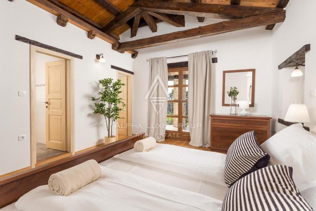 Splendida villa in pietra con piscina e ampio giardino, Istria, Parenzo