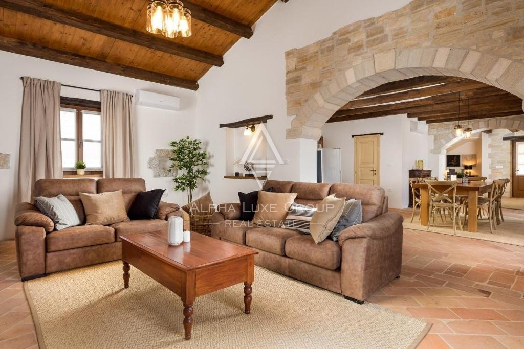 Splendida villa in pietra con piscina e ampio giardino, Istria, Parenzo