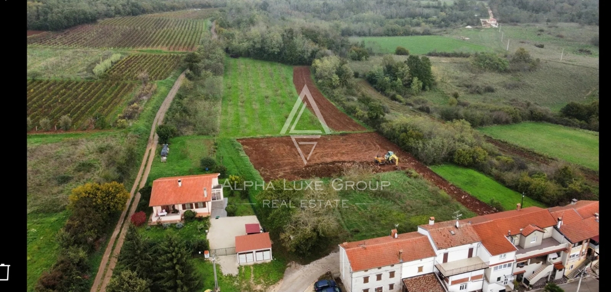 Istria, Višnjan: Terreno edificabile in tranquillo villaggio istriano in vendita