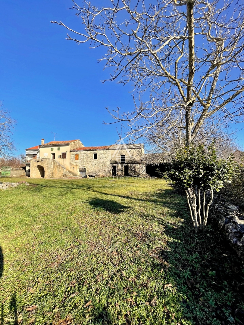 Istria, Kanfanar – Casa in pietra con fienile, cortile e opzioni di acquisto flessibili in vendita