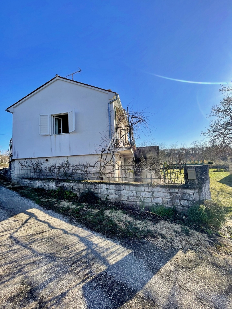 Istria, Kanfanar – Casa in pietra con fienile, cortile e opzioni di acquisto flessibili in vendita