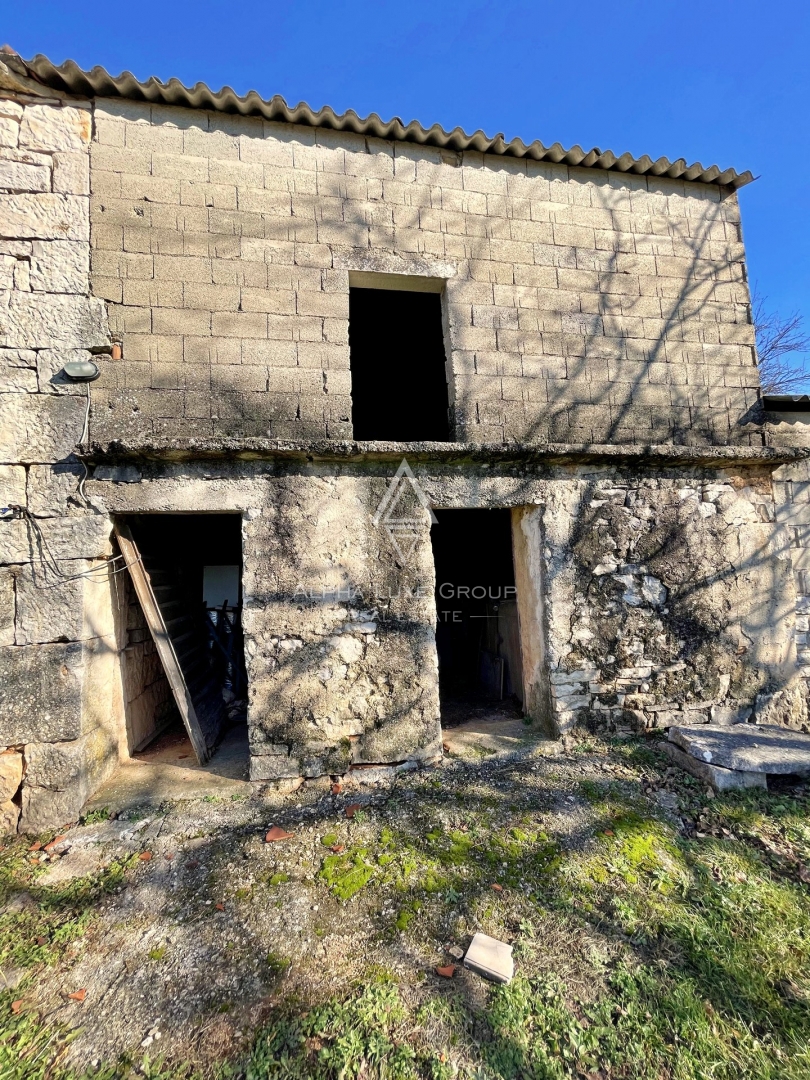 Istria, Kanfanar – Casa in pietra con fienile, cortile e opzioni di acquisto flessibili in vendita